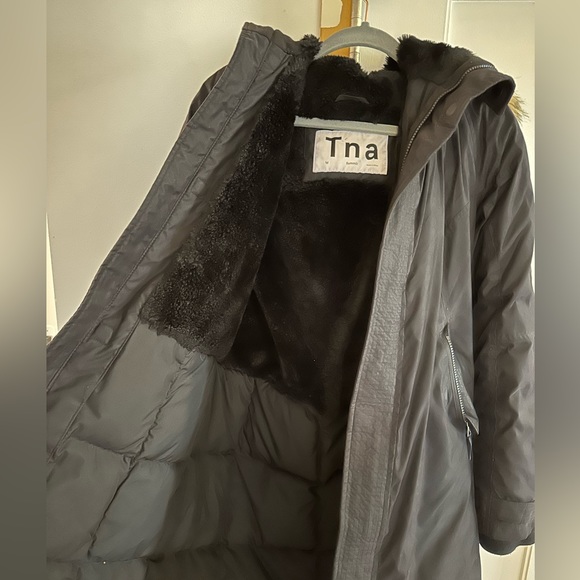 Aritzia (TNA) summit parka - black - Picture 3 of 3